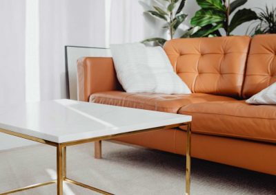 Canapé en cuir avec table basse