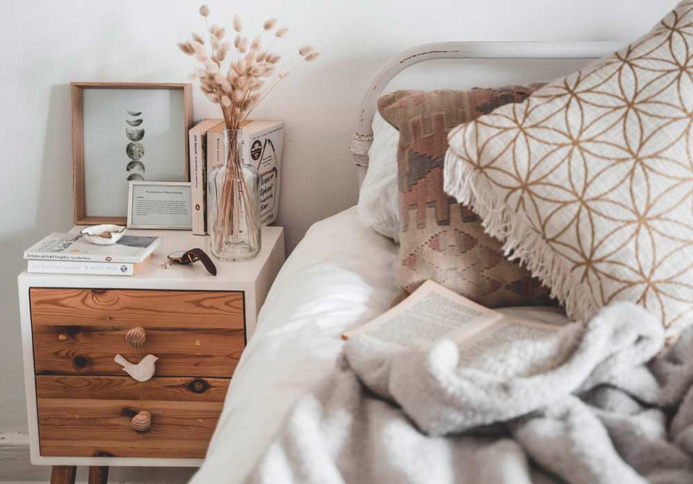 Chambre à coucher avec chevet en bois et métal blanc