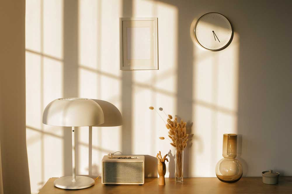 Lampe et objets de décoration posés sur une table
