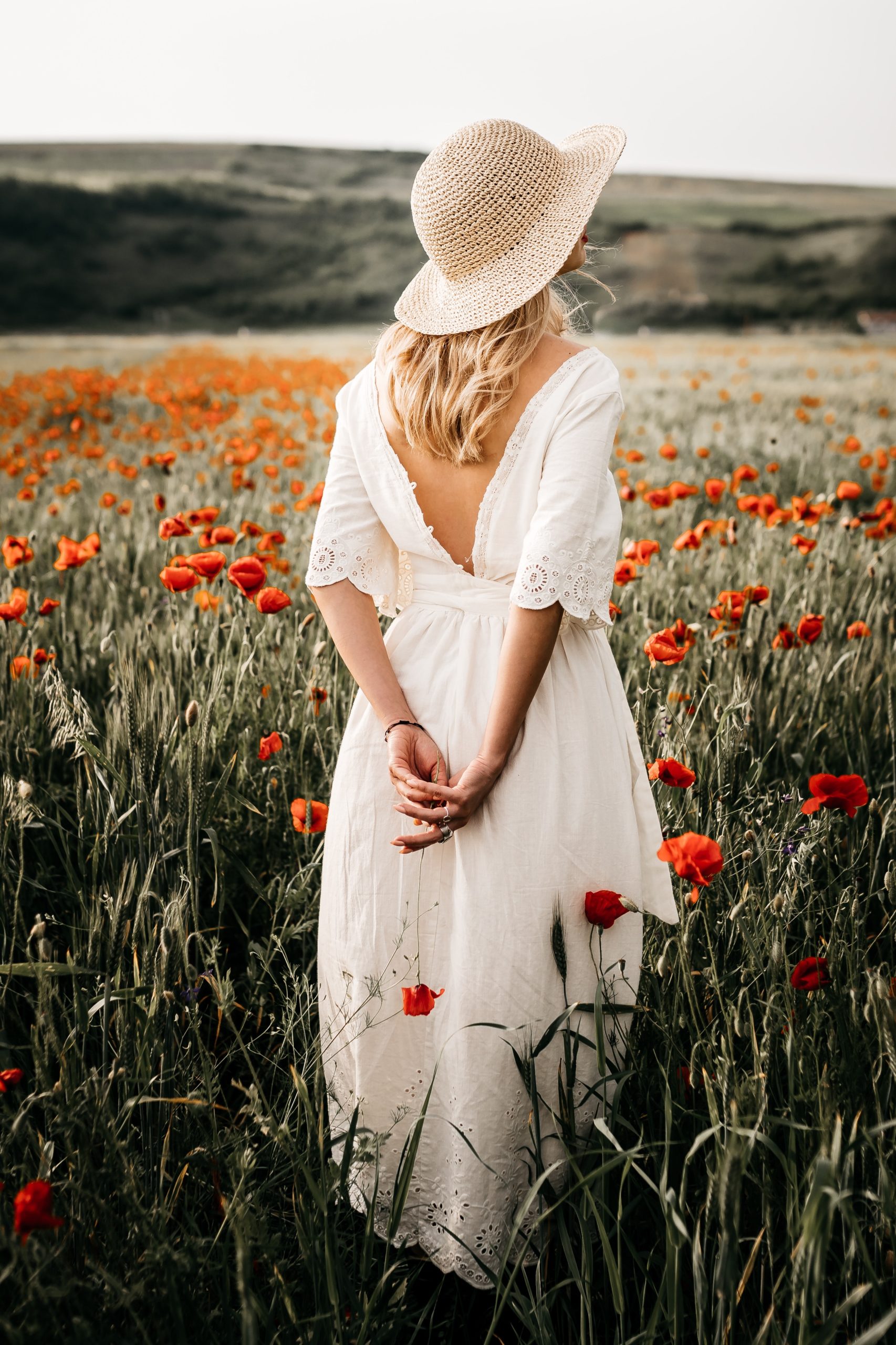 Femme dans un champ de fleurs