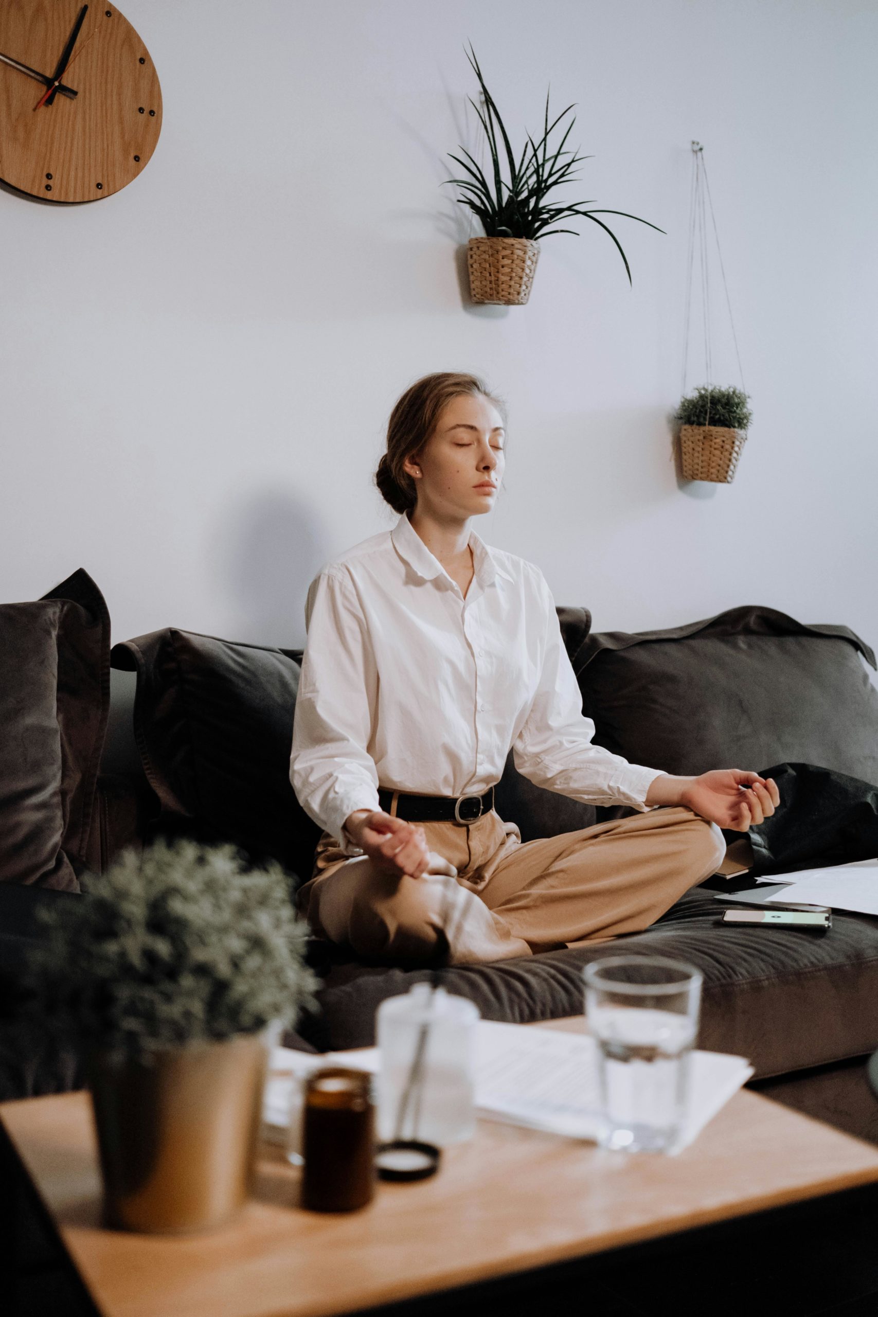 femme qui médite sur son canapé femme qui médite sur son canapé